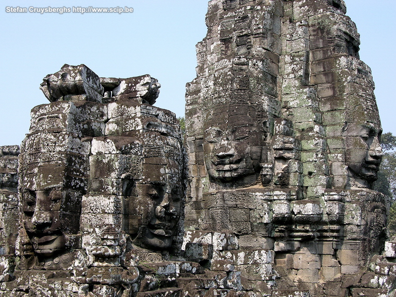 Angkor - Bayon De Bayon is een van de mooiste tempels van Angkor. Het is een mengsel van boeddhisme en hindoeïsme. Momenteel bestaan er 37 deels weer opgebouwde torens met grote gezichten van de god-koning. Stefan Cruysberghs